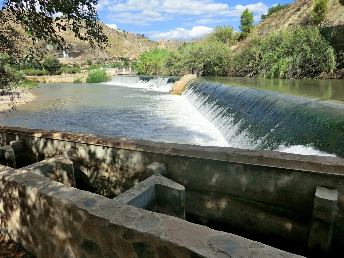 Diversion weir and fishpass